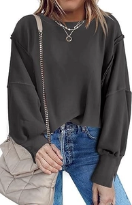 Detail van oversized donkergrijs sweatshirt met zijsplitten en geribbelde manchetten
