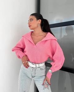 Detailaufnahme rosa Strickpullover mit Ballonärmeln und breitem V-Ausschnitt Design