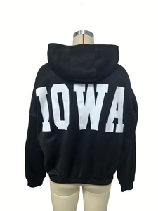 Vista detallada de la espalda de sudadera negra con letras blancas de IOWA