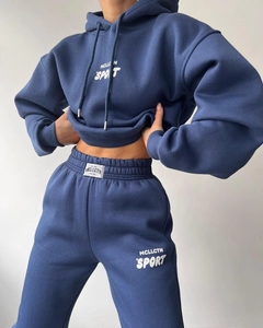 Détail d'un survêtement en polaire bleu marine avec lettrage blanc MCLLCTN SPORT