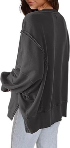 Detail van zichtbare naad en donkergrijze gebreide textuur op het oversized sweatshirt