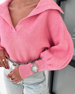 Nahaufnahme der rosa Strickpullover mit Polokragen, Laternenärmeln und Rippbündchen