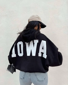 Primer plano de la sudadera negra oversize con estampado de letras IOWA en la espalda
