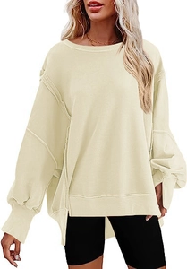 Detail van zichtbare naden en zijsplit op het oversized sweatshirt met lange mouwen