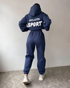 Vue arrière du survêtement bleu foncé avec imprimé lettres MCLLCTN SPORT blanches