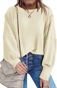 Detail van oversized sweatshirt met ronde hals, geribde boorden en zijsplit in crème