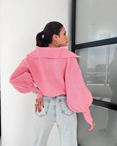 Detailansicht des großen Kragens und der Ballonärmel des rosa Strickpullovers am Modell