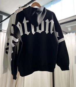 Détail du sweat à capuche noir avec imprimé Vittion gothique blanc au dos du vêtement