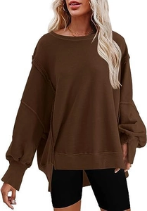 Detailweergave van oversized donkerbruin sweatshirt met zijsplitjes en verlaagde schouders
