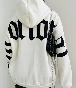 Détail du dos d'un sweat à capuche blanc oversize avec imprimé gothique noir élégant