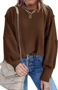 Detailopname van een koffiebruine oversized sweatshirt met geribbelde manchetten en zacht katoen