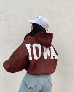 Vista trasera de la sudadera marrón con capucha y estampado de letras IOWA en la espalda