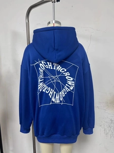 Dettaglio della felpa oversize blu Klein con stampa grafica bianca sulla schiena