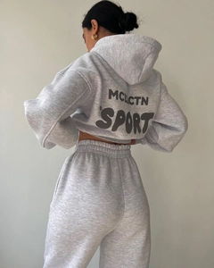 Détail de la texture polaire douce et de l'imprimé gris MCLCTN SPORT au dos du sweat à capuche