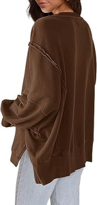 Detail van oversized koffiebruin sweatshirt met zijsplit en zichtbare buitenstiksels