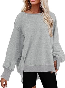 Details van de ruwe naad en zijsplit van deze oversized grijze sweater voor dames