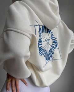 Dettaglio della felpa beige oversize con stampa serigrafica GROWTH blu sul retro