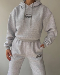 Gros plan détaillé du sweat à capuche court en polaire gris clair et du jogging
