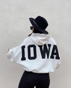 Detalle de sudadera blanca con capucha oversize con estampado IOWA negro en la espalda