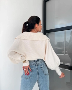 Detailaufnahme von Strickpullover mit Matrosenkragen und Perlen-Jeans-Applikationen