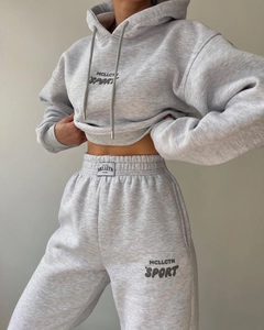 Gros plan sur l'ensemble survêtement gris clair doublé polaire avec imprimé MCLLCTN SPORT
