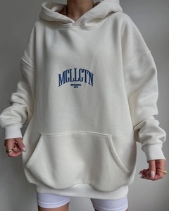 Dettaglio del ricamo MCLLCTN Istanbul su una felpa con cappuccio oversize avorio