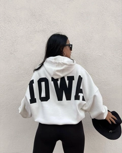 Vista trasera de sudadera blanca oversize con estampado IOWA negro en la espalda