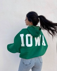 Vista trasera de una sudadera verde oversize con letras IOWA y diseño de hombros caídos