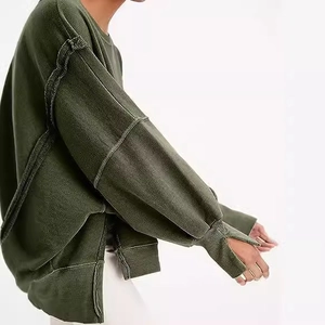 Oversized legergroen sweatshirt met zichtbare naden en zijsplitten voor een casual look