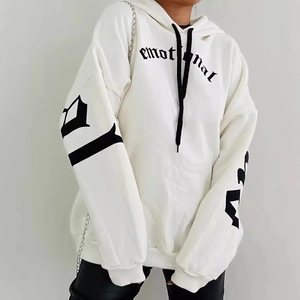 Sweat à capuche blanc oversize pour femme avec imprimé gothique et cordons noirs