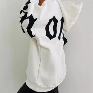 Sweat à capuche blanc oversize pour femme avec lettrage gothique et épaules tombantes