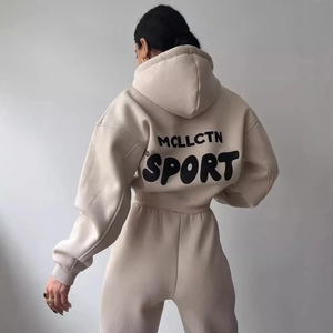 Ensemble beige sweat à capuche et jogging avec imprimé MCLLCTN SPORT au dos