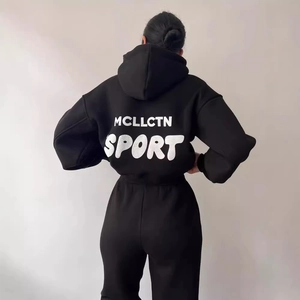 Survêtement streetwear noir comprenant un sweat à capuche et un pantalon avec imprimé blanc