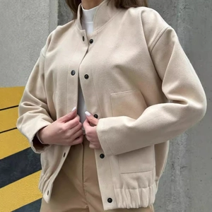 Women's casual high-neck jacket in cream fleece with black snap buttons and front pockets