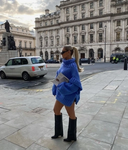 Style de rue du pull à col roulé en maille bleu cobalt avec fentes latérales et coupe oversize