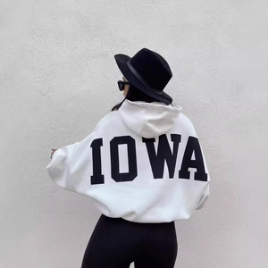 Sudadera blanca oversize con capucha para mujer y estampado IOWA negro en la espalda