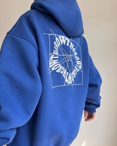 Dettaglio della felpa con cappuccio blu oversize con stampa bianca GROW WITH GROWTH sulla schiena