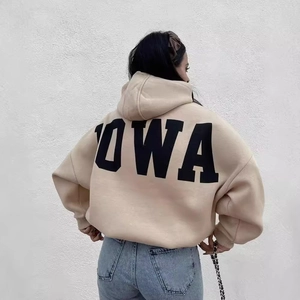 Sudadera beige de corte ancho para mujer con estampado IOWA negro en la parte posterior