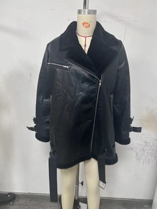 Détail de la veste de moto en similicuir noir avec doublure en fausse fourrure et zips