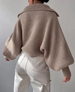 Details der groben Strickstruktur und Puffärmel an der Rückseite des khakifarbenen Pullovers