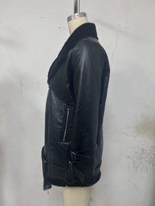 Détail du blouson biker en daim noir avec col en fausse fourrure et zip métallique