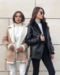 Détails du revers en peau lainée et boucles métalliques sur vestes en daim