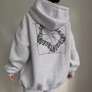 Felpa oversize grigio chiaro da donna con stampa grafica sul retro e spalle scese