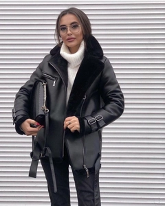 Détail du blouson aviateur noir en similicuir montrant la texture brillante et les zips