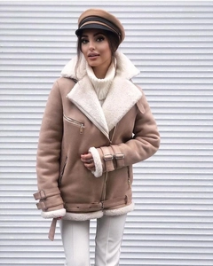 Détail de la veste en daim camel avec col en peau de mouton blanche et fermeture éclair