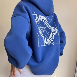 Felpa oversize blu Klein con grande stampa artistica bianca sul retro e spalle scese