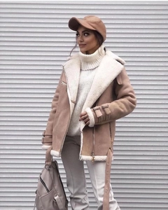 Détail d'une veste motard beige en daim avec doublure en sherpa blanc et col à fermeture éclair