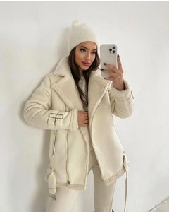 Détails de la veste en peau retournée blanc cassé avec boucles métalliques et col doux