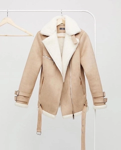 Détails d'une veste biker en daim avec doublure sherpa blanche et fermetures éclair en métal