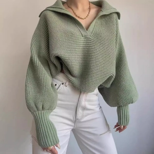 Salbeigrüner Strickpullover in lockerer Passform mit Laternenärmeln und Polokragen